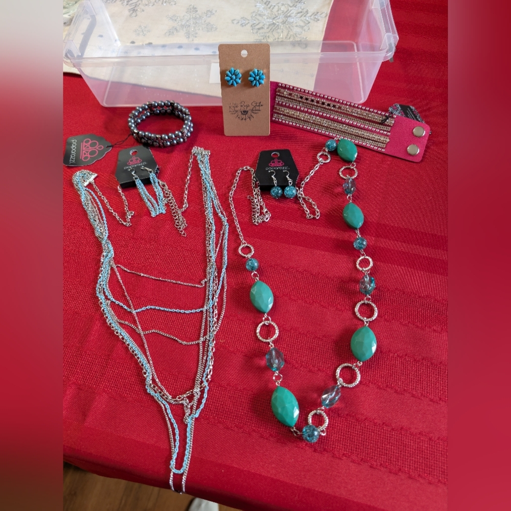 Jewelry lot. Necklaces, earrings, and bracelet.